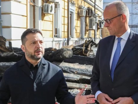 Зеленський і Мерц відвідали місце удару по Академії наук у Києві